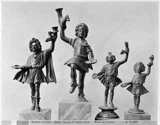 Cuatro figuras de Lar (bronce)